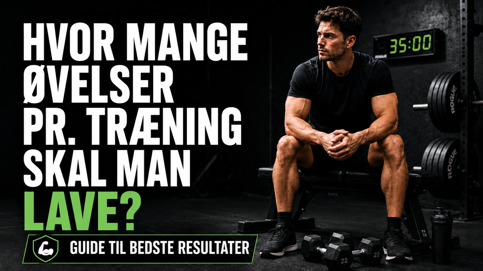 Mand sidder i et mørkt fitnesscenter med håndvægte foran sig som illustration til artiklen om, hvor mange øvelser pr. træning man skal lave.